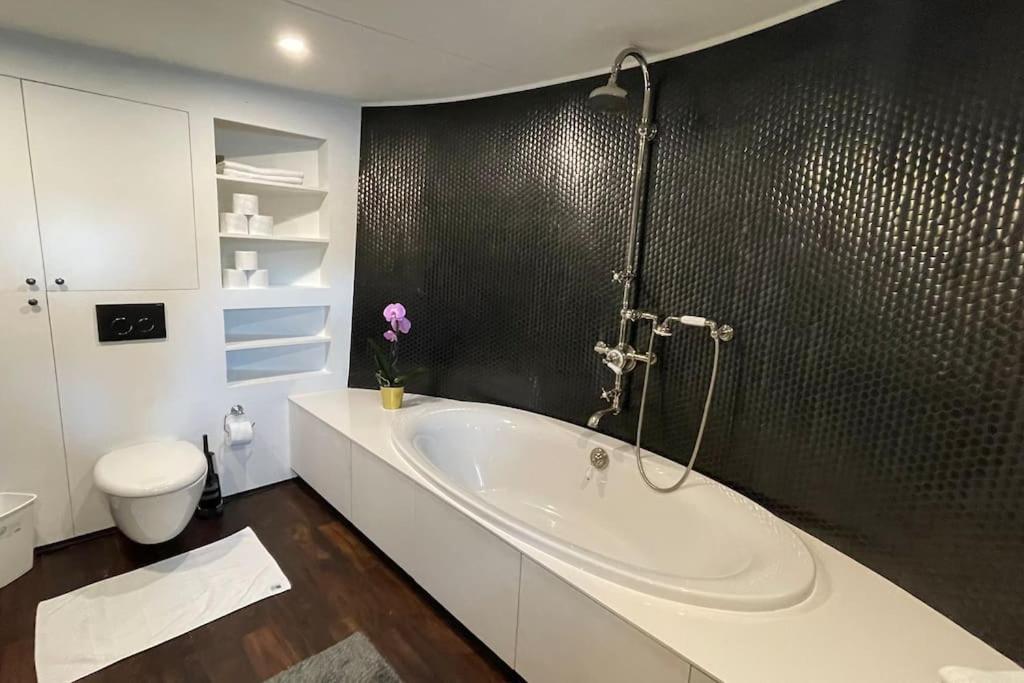 Mind-blowing Eiffel Tower Houseboat Parigi
