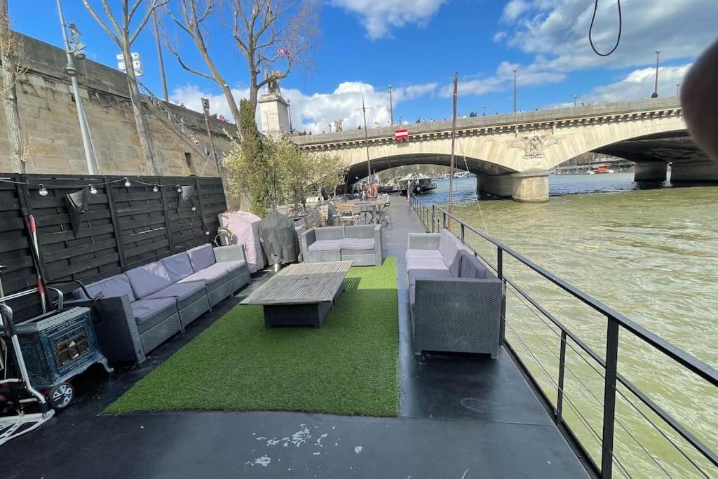 Mind-blowing Eiffel Tower Houseboat