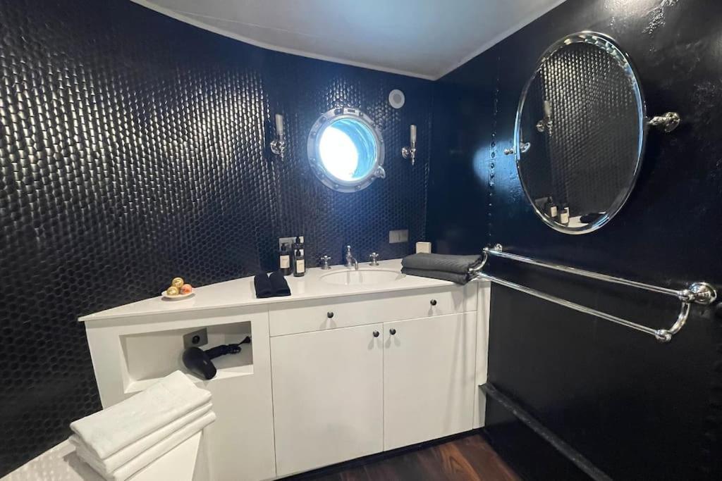 Mind-blowing Eiffel Tower Houseboat Parigi
