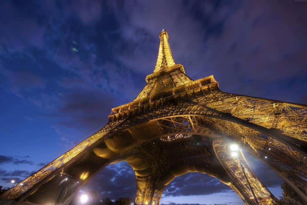 Mind-blowing Eiffel Tower Houseboat * Parigi