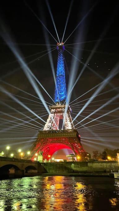 Mind-blowing Eiffel Tower Houseboat Appartamento Parigi